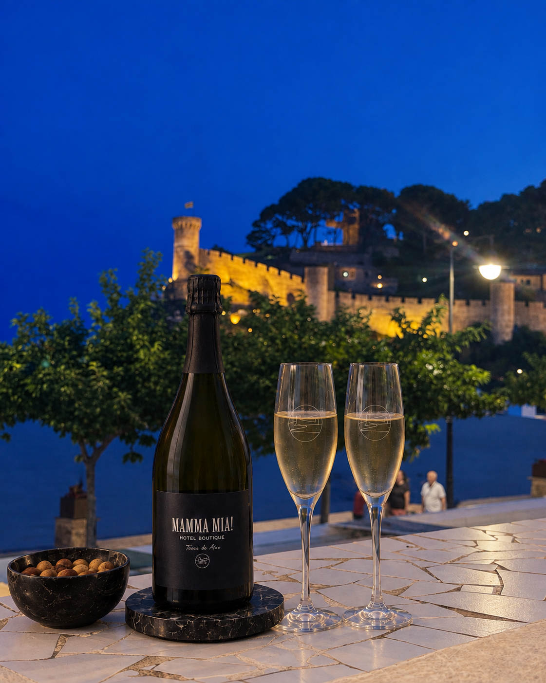Mamma Mia! Hotel Boutique — Brindis con vistas al castillo de Tossa de Mar.