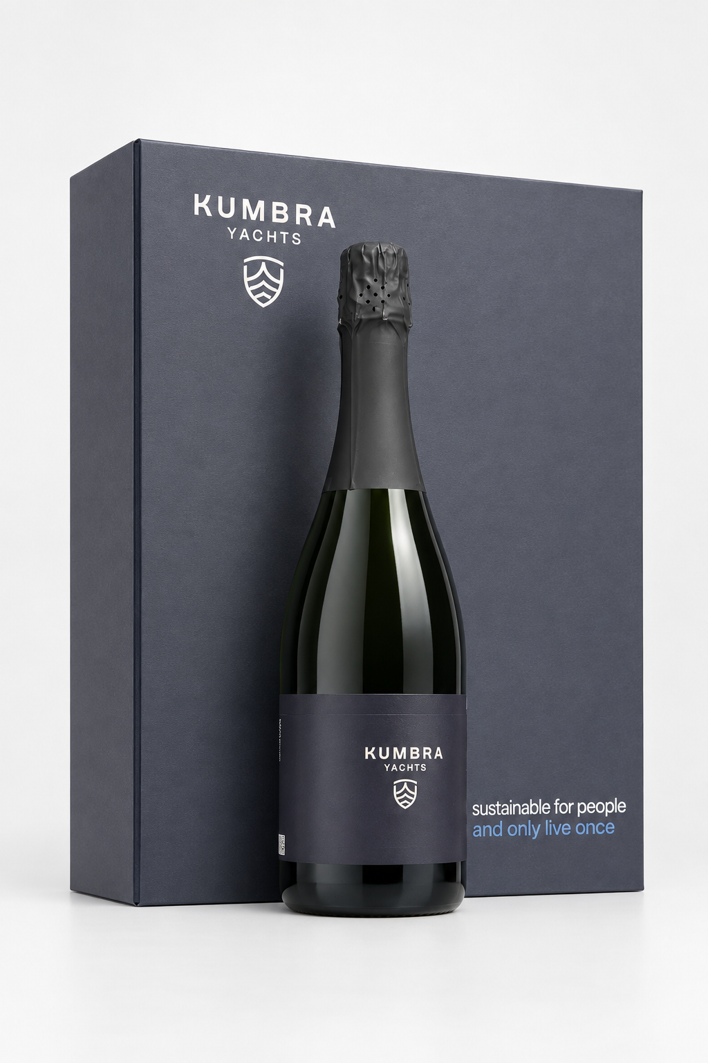 Kumbra Yachts — Estuche personalizado con la identidad de la firma y botella numerada.