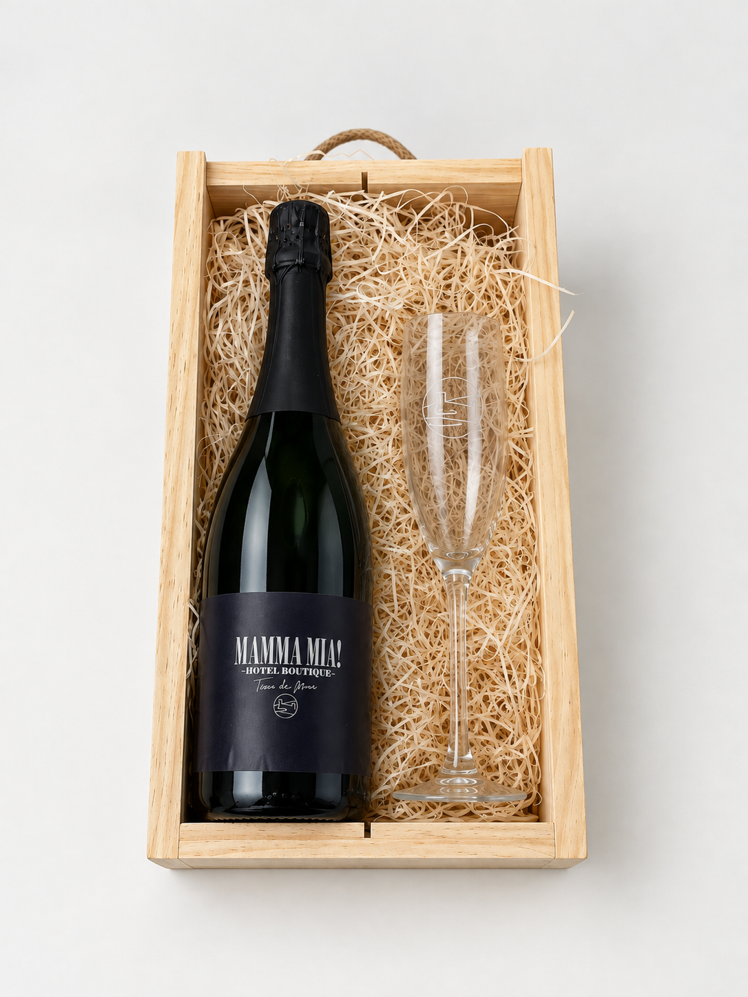 Mamma Mia! Hotel Boutique — Estuche de madera con botella personalizada y copa grabada.